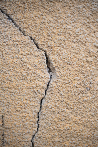 fissure dans un mur en crépis photo