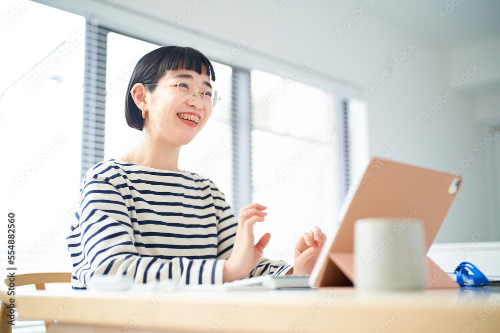 部屋のテーブルで仕事をする若い女性