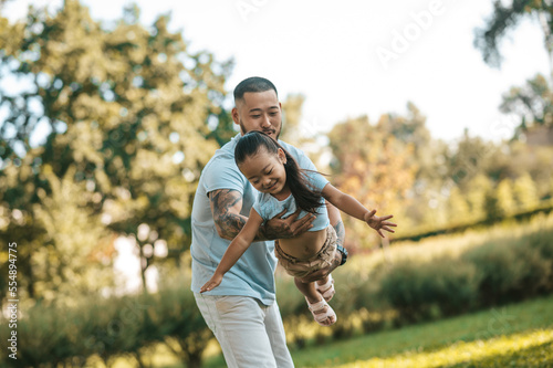 Dad and daughter spening time together in the park