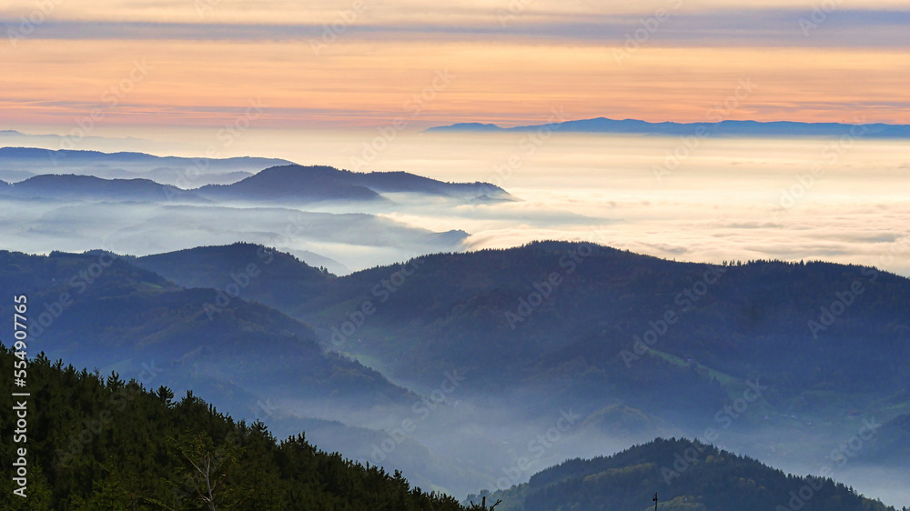 Blick von der Hornisgrinde in das Rheintal und die Schwarzwaldhöhen mit Nebel und Sonnenuntergang Blick von der Hornisgrinde in das Rheintal und die Schwarzwaldhöhen mit Nebel und Sonnenuntergang