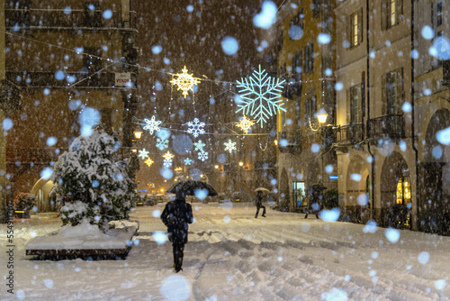 abbondante nevicata con le luminarie natalizie photo