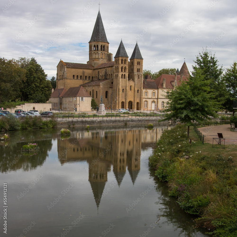 Basilique du Sacré-Cœur. Chef d'œuvre de l'art roman bourguignon c'est le modèle le mieux conservé de l’architecture clunisienne en Bourgogne.