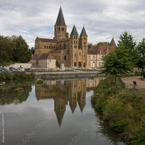 Basilique du Sacré-Cœur. Chef d'œuvre de l'art roman bourguignon c'est le modèle le mieux conservé de l’architecture clunisienne en Bourgogne.