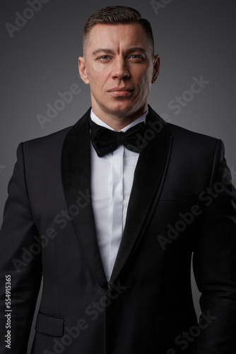 Fotografía Portrait of handsome man dressed in stylish black suit staring at camera