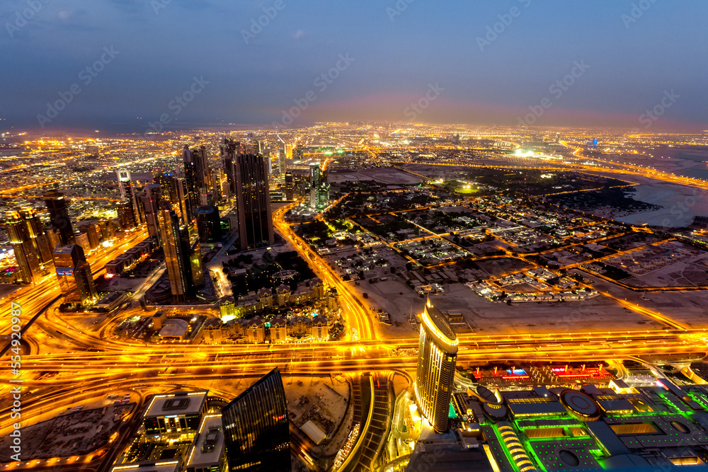 Obraz premium Night panoramic view of Dubai city in UAE