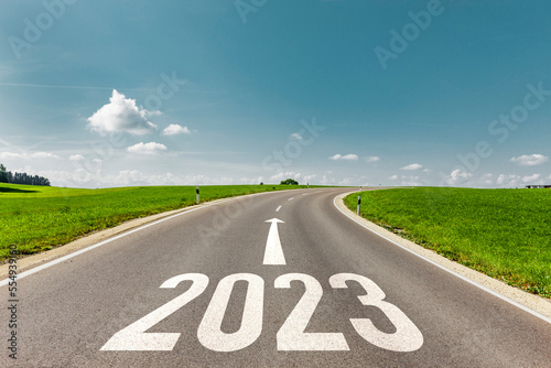 Die Ziffern 2023 auf eine Asphaltstrasse geschrieben