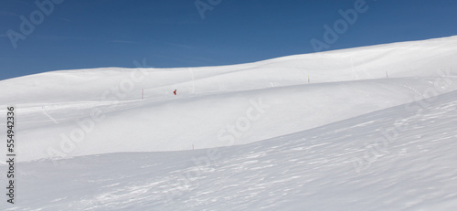 skieur dans la neige en altitude à l'Alpe d'huez en hiver en oisans dans les alpes en France © jef 77