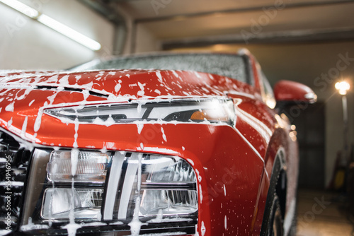 Valokuva Washing a car headlight at auto wash service