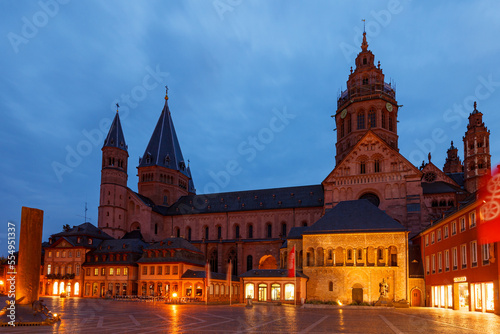 The Mainz Cathedral at night © hecke71