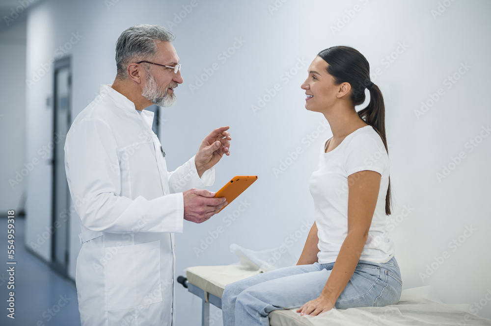 Obraz premium Gray-haired doctor talking to the patient before MRI