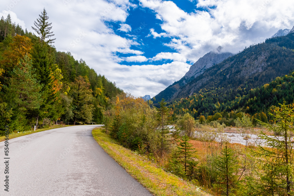 Obraz premium road to the mountains (Ahornboden/Eng Valley, Tyrol, Austria)