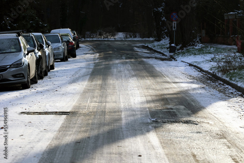 Zaśnieżona droga w mieście uwaga ślizgo na jezdni po opadach śniegu. 