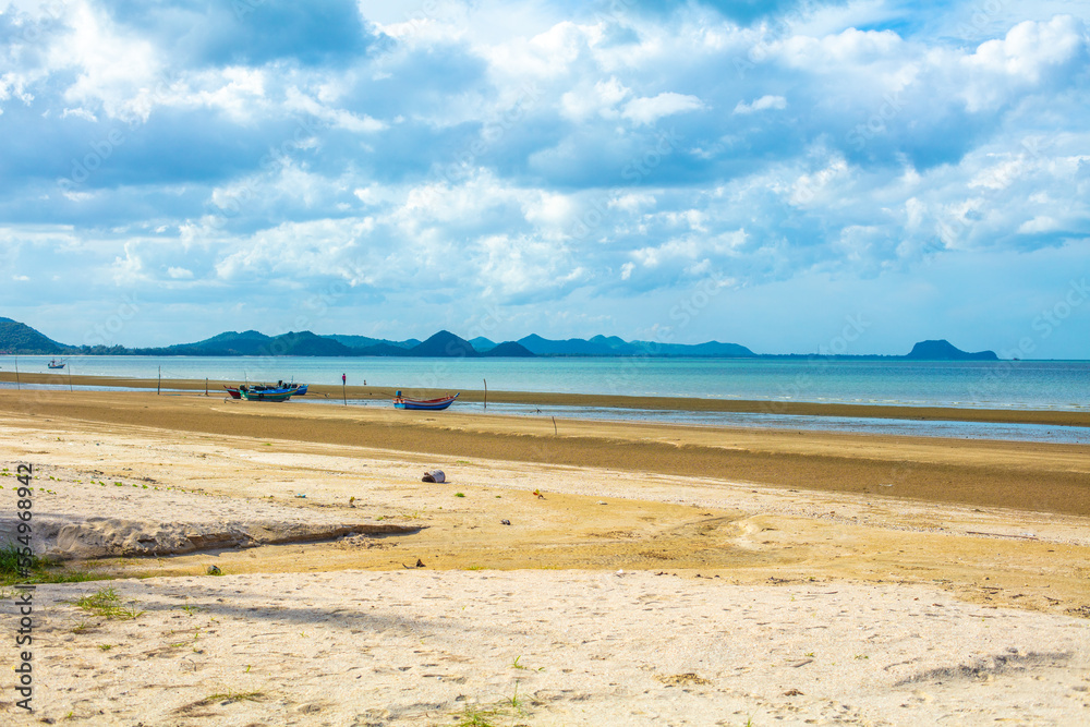 Bateaux de pêche sur la plage de Sam Roi Yot à marée basse en Thaïlande