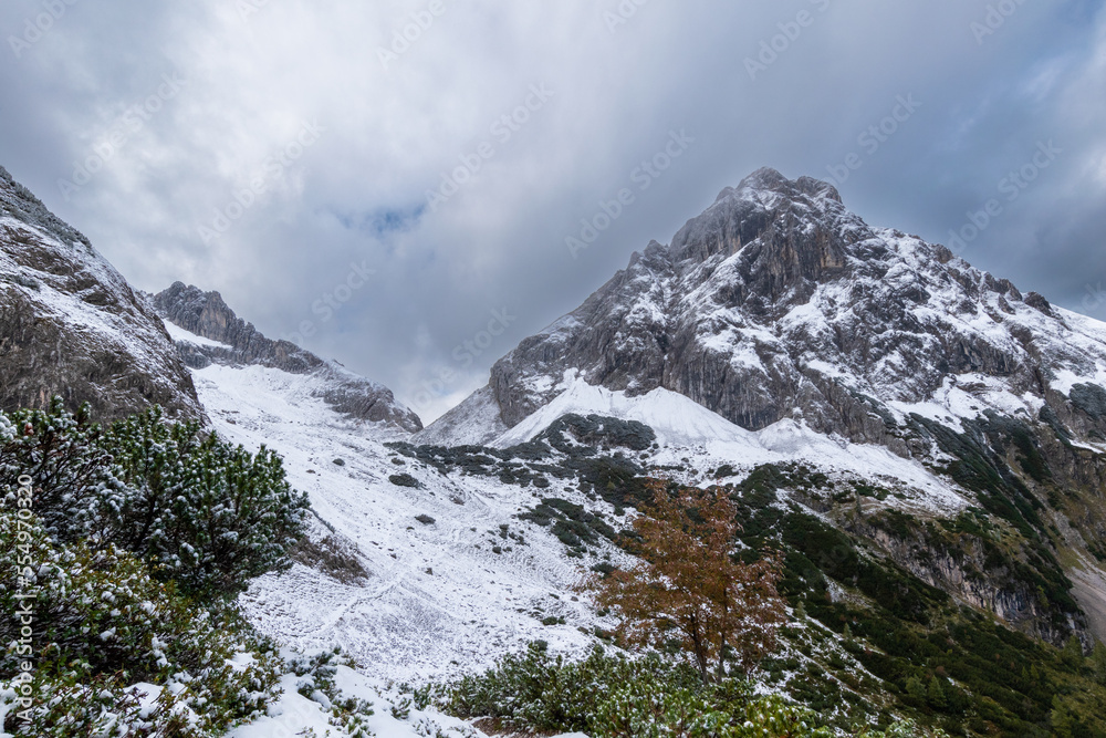 Obraz premium alpine scenery in the Alps with snow and the view towards the Ehrwalder Sonnenspitze (Tyrol, Austria)