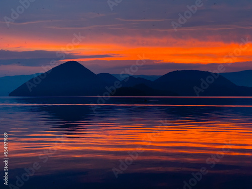 Mysterious dawn of Lake Toya © 多田 智
