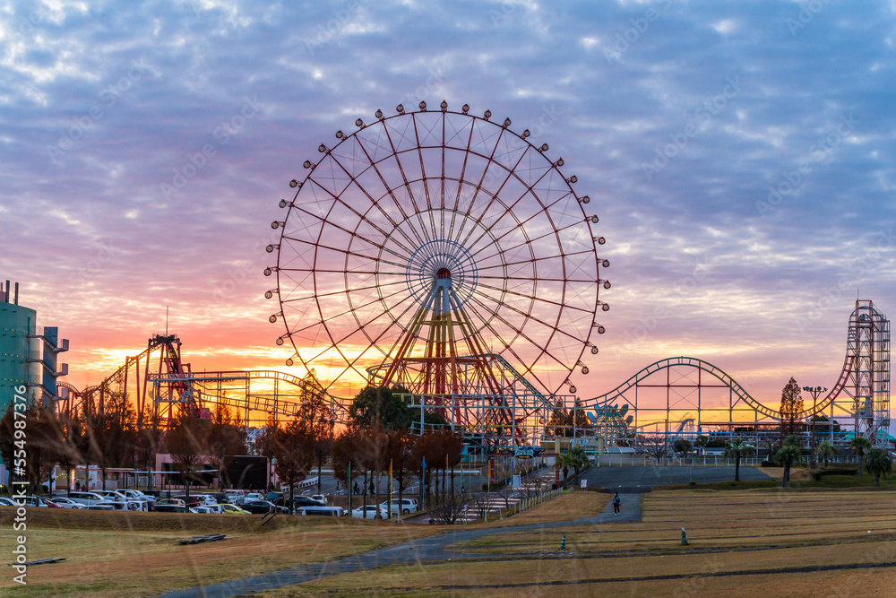 夕焼けの遊園地(アトラクション風景・観覧車) Amusement park at 