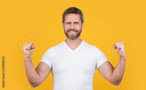 Foto photo of happy caucasian man wear white shirt