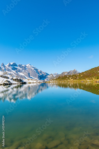 The clear tarn reflects the surrounding alpine panorama (Tobelsee, Vorarlberg, Austria) © Franziska Brueckmann