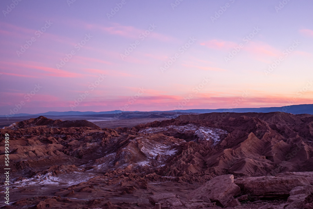 Atardecer sobre el desierto en el Valle de la Muerte, San Pedro de Atacama, región de Antofagasta, Chile. 