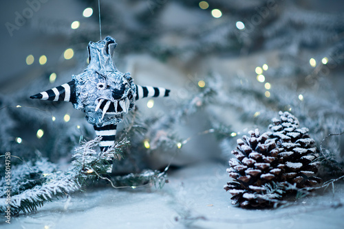 Piñata navideña, navidad, con cara simpática, tenebrosa, navidad oscura, miedo, simpática photo