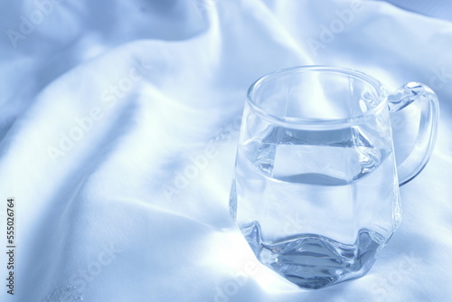 Wallpaper Mural 透明なグラスに入った水　白背景　余白スペース　シンプル　透き通った水　綺麗 Torontodigital.ca