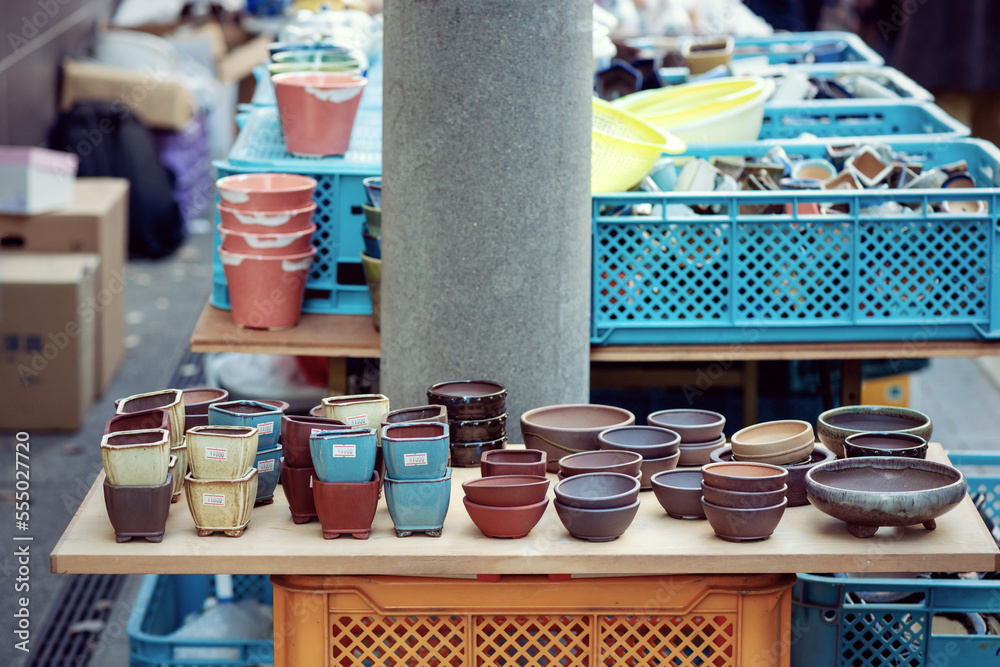 フリーマーケットに陳列された商品