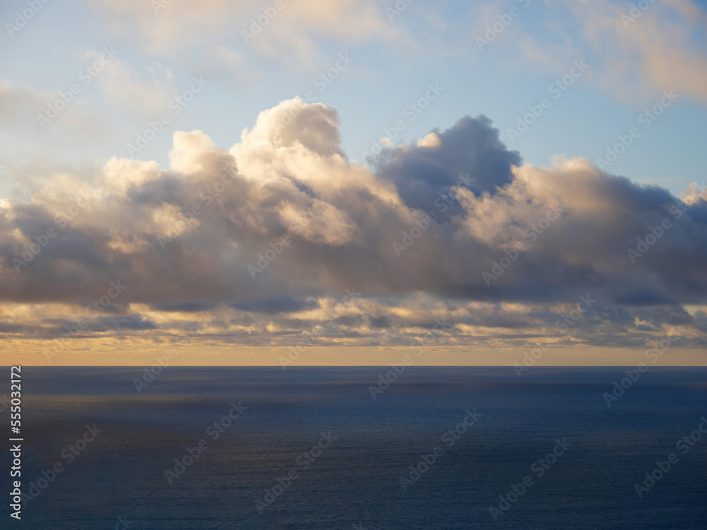 Obraz premium Cumulus clouds over Tasman sea