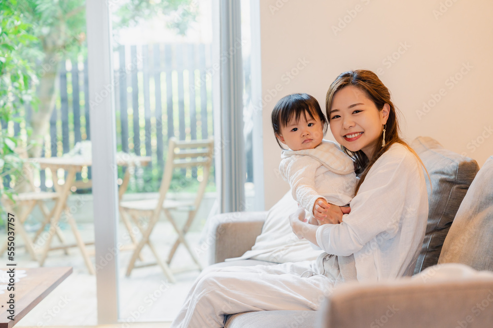 家で赤ちゃんと一緒に暮らすお母さん 家で赤ちゃんと一緒に暮らすお母さん
