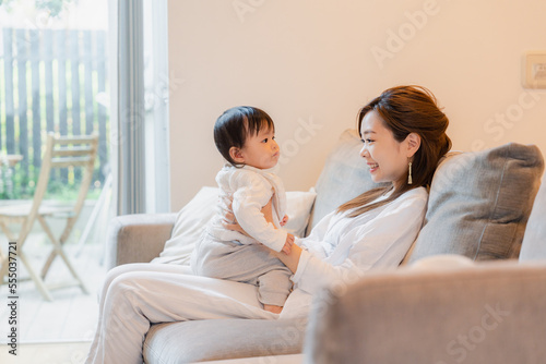 家で赤ちゃんと一緒に暮らすお母さん