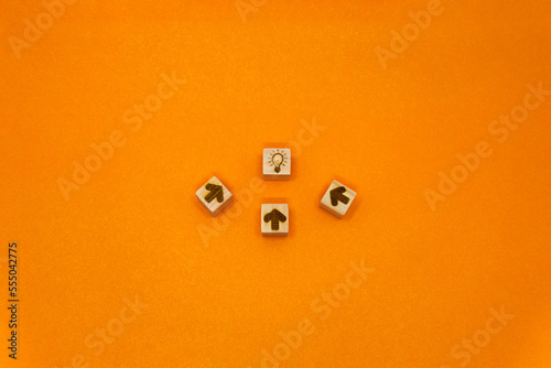 中央に3つの矢印が電球を指し示しアイデアを集めるオレンジの背景