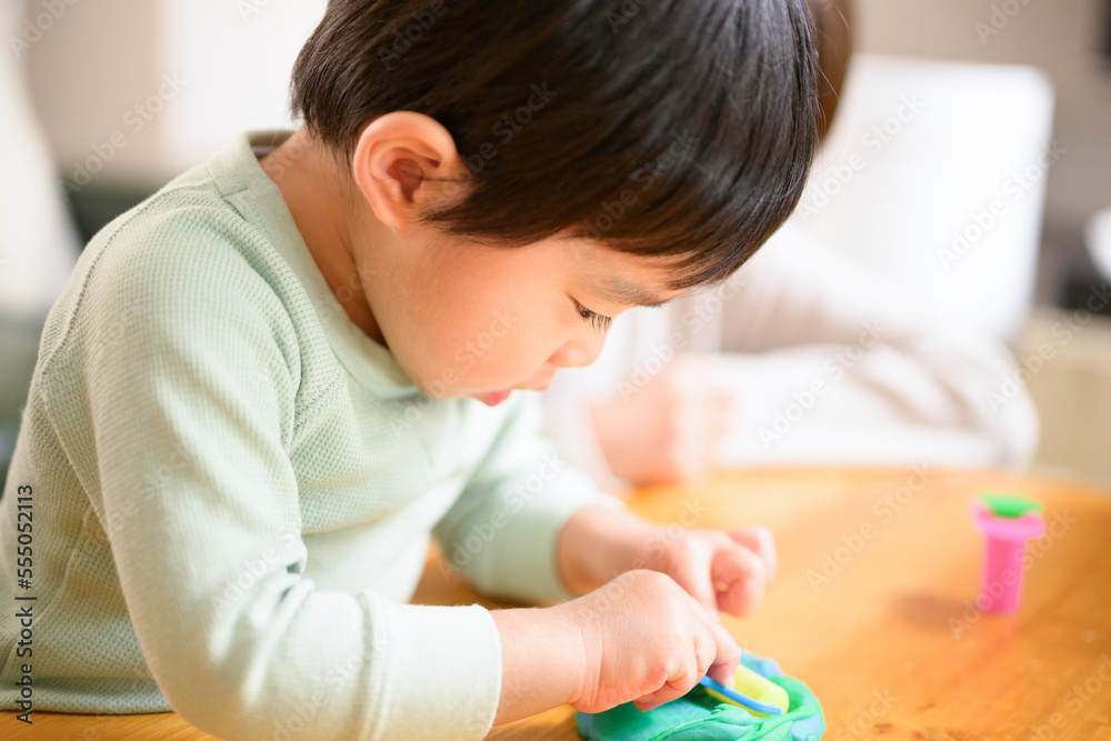 粘土で遊ぶ幼児と家族 粘土で遊ぶ幼児と家族