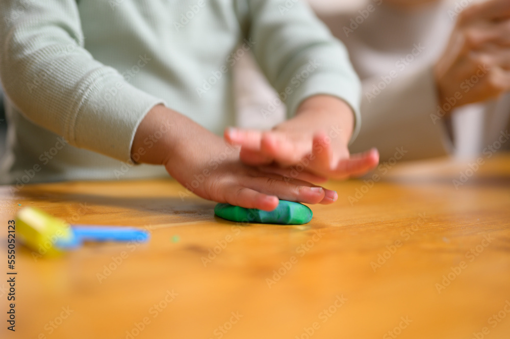 粘土で遊ぶ幼児と家族 粘土で遊ぶ幼児と家族