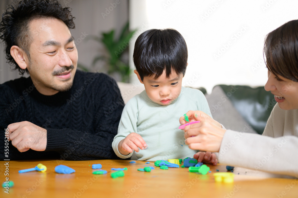 粘土で遊ぶ幼児と家族 粘土で遊ぶ幼児と家族