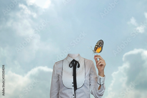 Foto surreal headless woman with a butterfly leaning on her hand, concept of fantasy