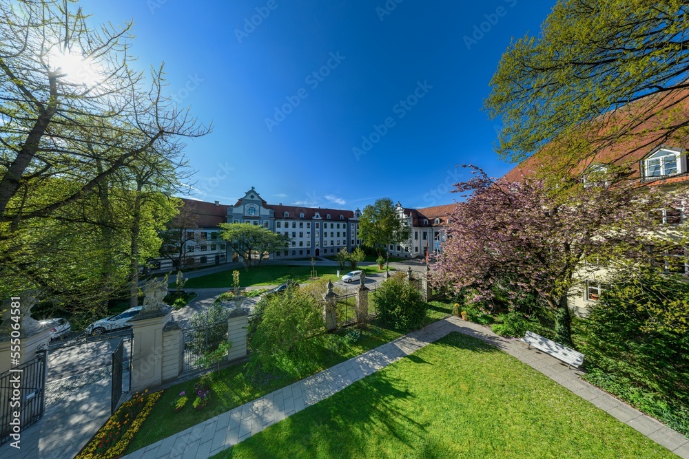 Der Hofgarten im Augsburger Domviertel, öffentliche Oase der Ruhe nahe der Fürstbischöflichen Reisdenz Der Hofgarten im Augsburger Domviertel, öffentliche Oase der Ruhe nahe der Fürstbischöflichen Reisdenz