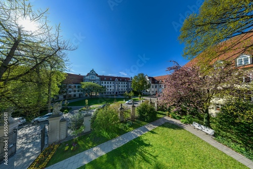 Der Hofgarten im Augsburger Domviertel, öffentliche Oase der Ruhe nahe der Fürstbischöflichen Reisdenz