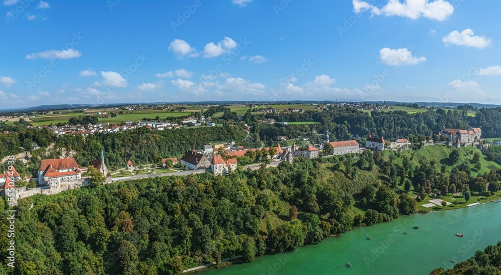 Ausblick auf den Wöhrsee und die Burg von Burghausen aus der Luft
