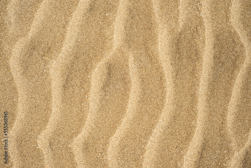 Segni a forma di onda sulla sabbia formati dal vento photo