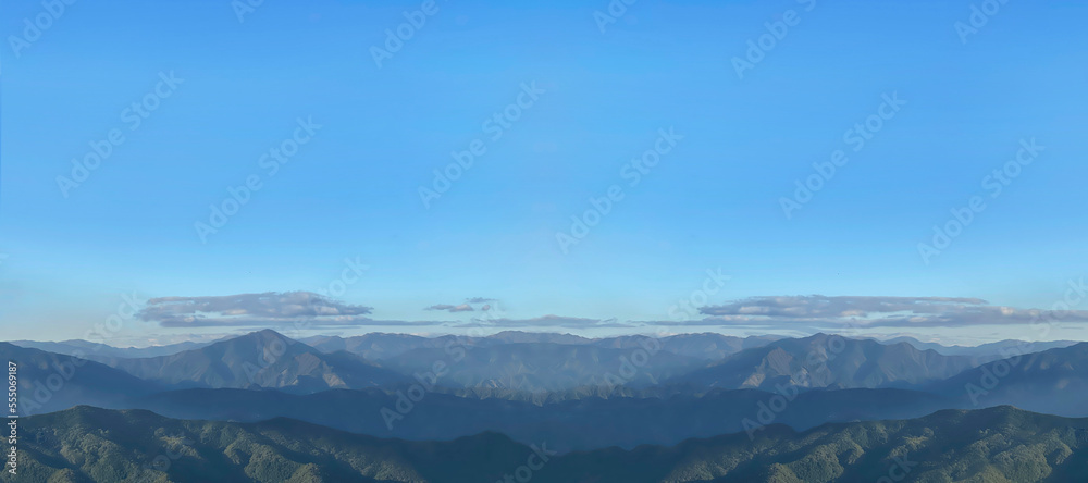 青い空と山並みのパノラマ写真