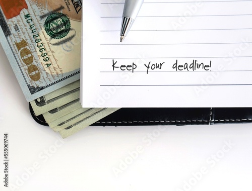 Photographie pen and cash dollars money on white copy space background and text written noteb