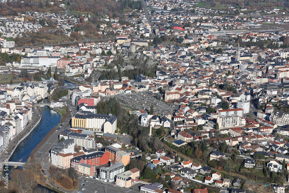 Vue aérienne sur la Ville de Lourdes en Hautes-Pyrénées, France