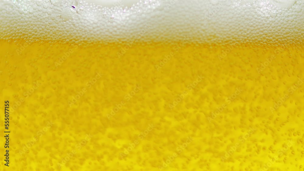 グラスに注がれるビールのイメージ