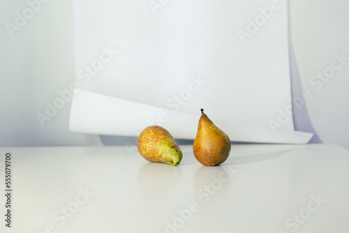 Bodegón peras en fondo blanco limpio con luces y sombras estilo minimalista