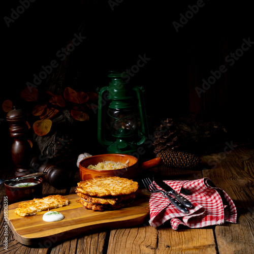 Fototapeta Naklejka Na Ścianę i Meble -  Rustykalne Fuczki bieszczadzkie na desce.