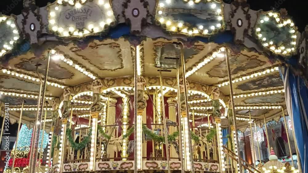 Bonito e iluminado carrusel infantil girando