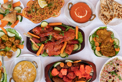 Mesa con un banquete de diferentes platos de comida de la India