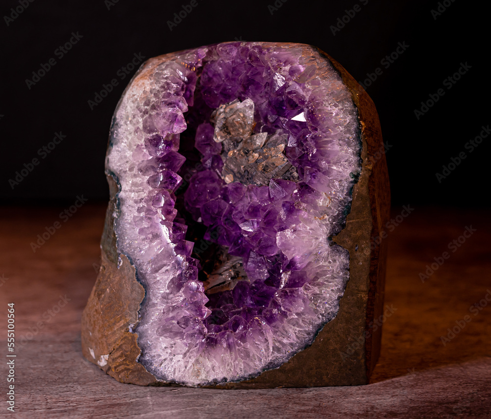 Φωτογραφία minerals with amethyst druse as still life