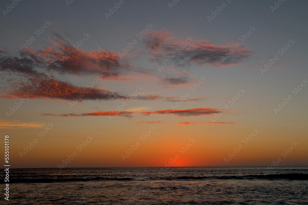 Sonnenuntergang am Meer mit Wellen