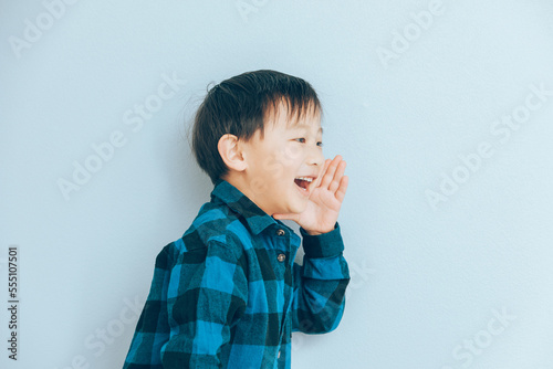 叫ぶポーズをする子供