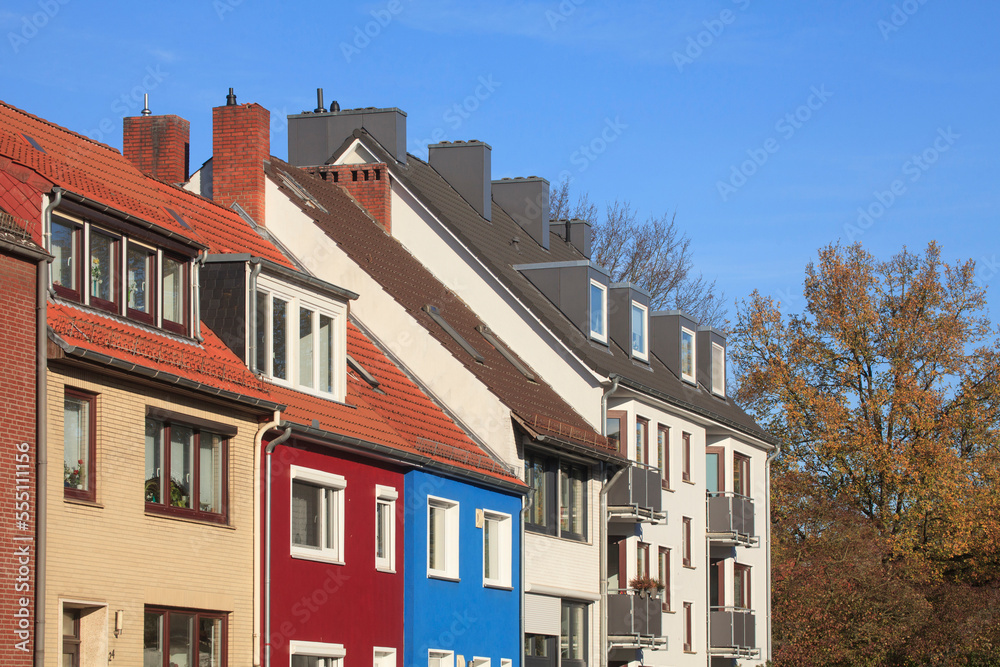 Obraz premium Bunte Häuserzeile, Reihenhäuser, Wohngebäude